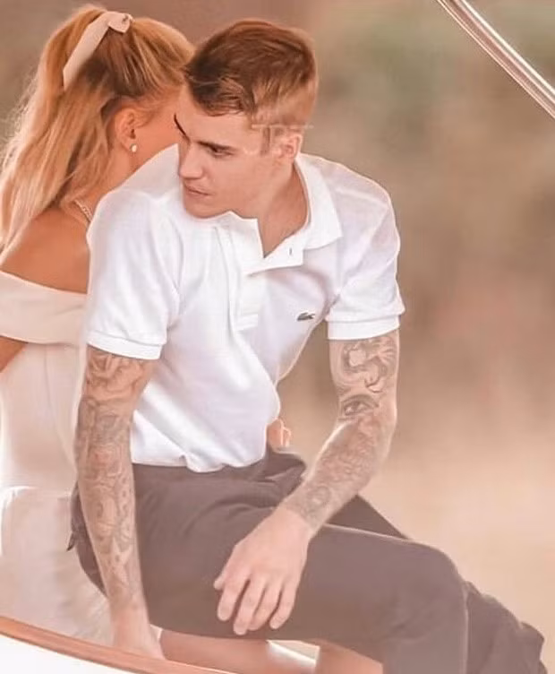 Trong loạt ảnh được chia sẻ trên mạng, nam ca sĩ Baby mặc áo polo trắng, quần âu giản dị. Trong khi đó, vợ anh chọn bộ đầm trễ vai gợi cảm, kết hợp với đôi giày cao gót thắt nơ yểu điệu. Cặp sao được khen đẹp đôi và toát lên vẻ sang trọng. Đặc biệt, bức ảnh chụp góc nghiêng khuôn mặt Justin Bieber nhận được rất nhiều bình luận tán thưởng nhan sắc của anh.