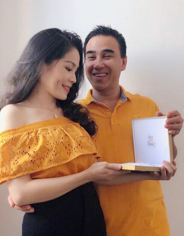 Sau 14 nam ket hon, MC Quyen Linh van 
