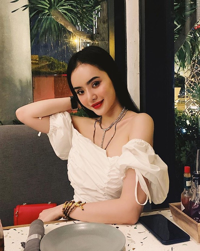 Về phía Phương Trinh, thời gian gần đây, cô cũng ít hoạt động. Nữ diễn viên cho biết cô không bận tâm tới sự cạnh tranh showbiz mà muốn nhiều thời gian nghỉ ngơi bên gia đình. "Có lẽ tôi chưa nếm hết hương vị của cuộc sống nhưng tôi tin vào con đường tôi chọn. Có thể không rực sáng hơn đồng nghiệp, nhưng nó bình an trong tâm hồn, kể cả lúc không có người thân kề bên. Tôi luôn muốn dùng tình thương của mình lan toả đến mọi thành viên trong gia đình", cô cho biết.