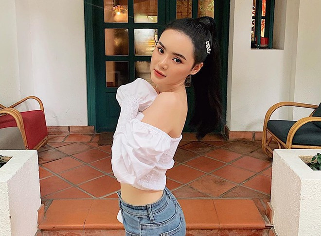 Đường nét gương mặt của Phương Trang cũng được nhận xét là có nhiều thay đổi. Khi mới ra mắt, cô có gương mặt bầu bĩnh, đầu mũi khá to. Tuy nhiên, hiện tại, em gái Angela Phương Trang lôi cuốn hơn với gương mặt thon gọn, mũi nhỏ và cao. Phương Trang vẫn theo đuổi phong cách sexy nhưng trẻ trung, hợp độ tuổi và không quá nổi loạn. Cô thường mặc crop top khoe vóc dáng thon gọn và năng động.