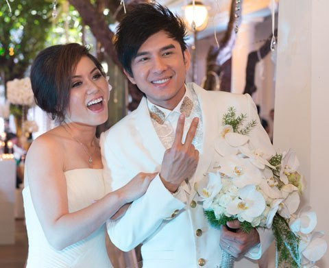 Từ khi Đan Trường hé lộ ảnh cưới và thông tin về ngày tổ chức hôn lễ, cộng đồng mạng đã có nhiều bàn tán, bình phẩm về nhan sắc bà xã của anh. Không ít ý kiến cho rằng, dù kém chồng 10 tuổi nhưng Thủy Tiên lại không sở hữu gương mặt trẻ trung hay nhan sắc tương xứng với "anh Bo".