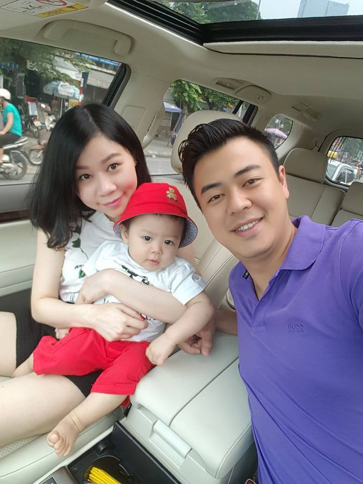 Trước những bình luận tiêu cực, Tuấn Tú không ngại đáp trả: "Tôi nói không buồn khi nghe mọi người nhận xét tiêu cực là không đúng. Tôi quen với thị phi nên không để ý lắm. Người ta nói tôi ham giàu nên lấy vợ già và xấu, nếu tôi lấy một người xinh đẹp mà vô cảm, người ta lại nói: 'Cái loại đầu to óc quả nho cũng lấy', 'Cô này đẹp nhưng ngày xưa là dân chơi nổi tiếng đấy'... Kiểu gì người ta cũng nói được. Một người đàn ông muốn tìm được vợ vừa đẹp, vừa giỏi giang, vừa ngoan hiền... rất khó. Người phụ nữ lý tưởng đó thời đại này hiếm lắm và chưa chắc những người ngoan hiền hoặc đẹp như hoa hậu đã phù hợp với mình. Tôi lấy là lấy người mình yêu thương, không phải lấy người để làm cảnh. Tôi quan niệm, người ta có quyền nói những điều họ suy nghĩ. Tôi không bình luận họ nói đúng hay sai nhưng tôi có quyền không màng đến những lời đó vì tôi cưới vợ cho tôi, không phải cho ai khác”.