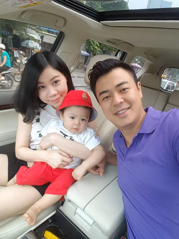 Trước những bình luận tiêu cực, Tuấn Tú không ngại đáp trả: "Tôi nói không buồn khi nghe mọi người nhận xét tiêu cực là không đúng. Tôi quen với thị phi nên không để ý lắm. Người ta nói tôi ham giàu nên lấy vợ già và xấu, nếu tôi lấy một người xinh đẹp mà vô cảm, người ta lại nói: 'Cái loại đầu to óc quả nho cũng lấy', 'Cô này đẹp nhưng ngày xưa là dân chơi nổi tiếng đấy'... Kiểu gì người ta cũng nói được. Một người đàn ông muốn tìm được vợ vừa đẹp, vừa giỏi giang, vừa ngoan hiền... rất khó. Người phụ nữ lý tưởng đó thời đại này hiếm lắm và chưa chắc những người ngoan hiền hoặc đẹp như hoa hậu đã phù hợp với mình. Tôi lấy là lấy người mình yêu thương, không phải lấy người để làm cảnh. Tôi quan niệm, người ta có quyền nói những điều họ suy nghĩ. Tôi không bình luận họ nói đúng hay sai nhưng tôi có quyền không màng đến những lời đó vì tôi cưới vợ cho tôi, không phải cho ai khác”.