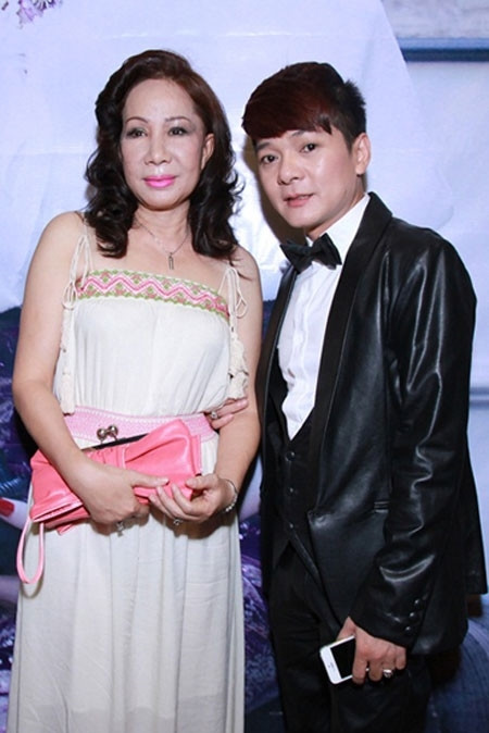 Vũ Hà chính thức công khai người vợ đã lặng lẽ ở bên anh hơn 20 năm. Bà xã nam ca sĩ tên Huyền Vân, hơn chồng 8 tuổi. Tuy nhiên, tình yêu chênh lệch tuổi tác của họ lại gặp phải sự phản đối gay gắt của gia đình hai bên. Thậm chí, nhiều ý kiến cho rằng anh lấy vợ già hơn vì ham tiền của.