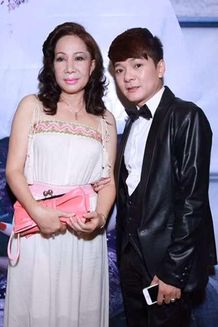 Vũ Hà chính thức công khai người vợ đã lặng lẽ ở bên anh hơn 20 năm. Bà xã nam ca sĩ tên Huyền Vân, hơn chồng 8 tuổi. Tuy nhiên, tình yêu chênh lệch tuổi tác của họ lại gặp phải sự phản đối gay gắt của gia đình hai bên. Thậm chí, nhiều ý kiến cho rằng anh lấy vợ già hơn vì ham tiền của.