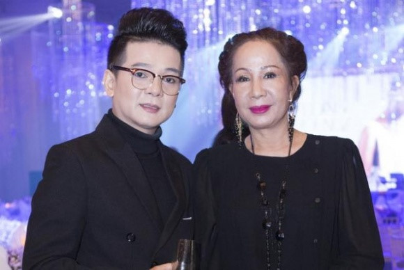 Khi được hỏi về phản ứng khi vợ bị chê, Vũ Hà thoải mái chia sẻ: “Bây giờ thì tôi thấy bình thường nhưng 20 năm trước, tôi có chút ngại ngùng khi song hành cùng vợ. Tôi bị dị ứng khi nghe bạn bè chọc ghẹo, chê cười. Nghe những lời đó, tôi giận lắm, từ mặt, không chơi ngay. Giờ đây, dẫn vợ đi sự kiện, tôi không khổ sở vì sợ người khác bình luận về ngoại hình đối lập của vợ chồng. Tôi quan niệm, cuộc sống là của mình, họ không sống cuộc đời của mình nên không hiểu được”.