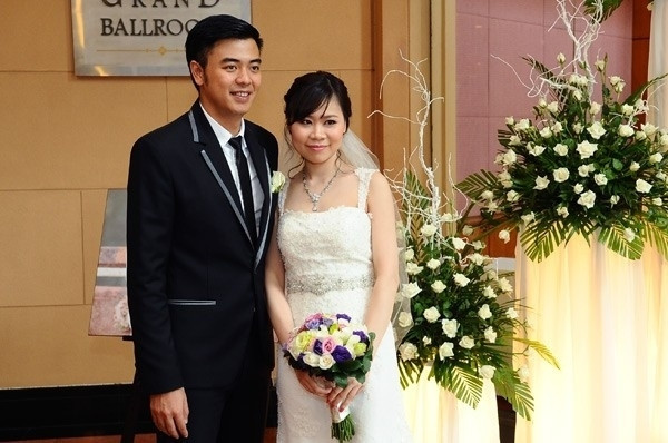 Tuấn Tú nổi tiếng là MC đẹp trai và tài năng của VTV. Năm 2012, anh bất ngờ kết hôn vào năm 2012 với một cô gái không hoạt động trong giới showbiz. MC Chiếc nón kỳ diệu bị cho là "hám giàu" khi kết hôn cùng cô gái lạ, bạn đời của anh cũng bị chê ngoại hình không tương xứng với chồng.