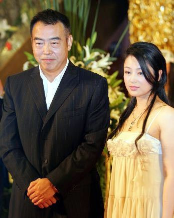 Trần Khải Ca vốn là một người đàn ông đào hoa với nhiều lùm xùm tình ái. Thời gian quen biết với Trần Hồng, Trần Khải Ca đang hẹn hò và sống chung với Nghê Bình như vợ chồng. Thậm chí còn có tin đồn hai người đã ra mắt gia đình và tính đến chuyện hôn nhân. Vì vậy, sự xen ngang của Trần Hồng khiến mối quan hệ của Trần Khải Ca và Nghê Bình rơi vào căng thẳng. Cuối cùng, Trần Hồng mang thai với Trần Khải Ca, khiến Nghê Bình phải rút lui. Hơn thế, Trần Khải Ca hơn Trần Hồng tận 16 tuổi. Khi đó, mối tình "chú - cháu" này trở thành chủ đề được cư dân mạng bàn tán xôn xao. Trước đó, Trần Khải Ca cũng từng có một đời vợ nên gia đình Trần Hồng không ủng hộ mối quan hệ này. Dù vậy, Trần Hồng vẫn kiên quyết bỏ qua ý kiến của gia đình cũng như sự chỉ trích của dư luận để kết hôn với vị đạo diễn đào hoa.