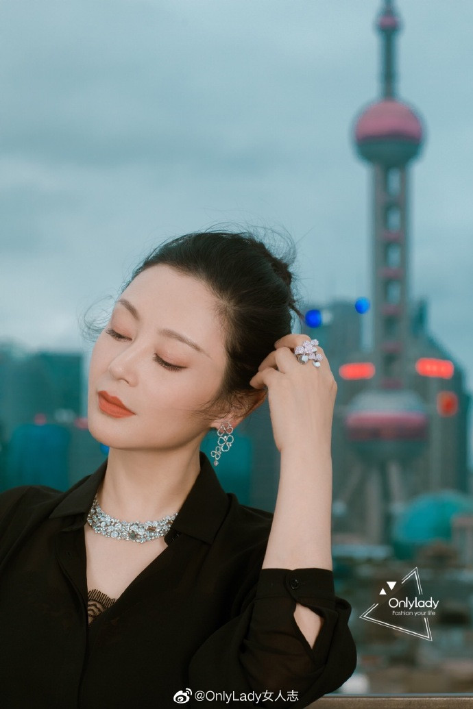 Trong bộ ảnh, Trần Hồng diện bộ váy đen vừa sang trọng, kết hợp với trang sức tinh xảo, vừa tôn được vóc dáng khiến nhiều người mơ ước. Đặc biệt đôi chân dài miên man của cô được nhiều người khen ngợi.