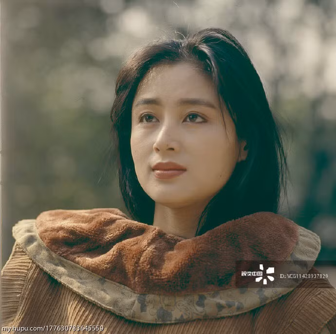 Kết hôn với Trần Khải Ca, Trần Hồng có được người đàn ông cô yêu nhưng vì scandal người thứ ba khiến cô không còn cơ hội trở lại làng giải trí. Vì vậy, Trần Hồng lui vào hậu trường, cùng chồng sản xuất phim điện ảnh. Người đẹp sinh cho đạo diễn họ Trần hai người con trai là Trần Vũ Ngang và Trần Phi Vũ. Vừa xinh đẹp, vừa đảm đang, Trần Khải Ca hết lời khen ngợi mỗi lần nhắc đến vợ. Ông cho biết rất tin tưởng vợ nên thường xuyên hỏi ý kiến của cô: “Trần Hồng cho tôi cảm giác an toàn. Vị thế của cô ấy, không người phụ nữ nào có thể thay thế được”. Trần Khải Ca rất thương yêu vợ, ông quan tâm cô từ những việc nhỏ nhất trong cuộc sống.