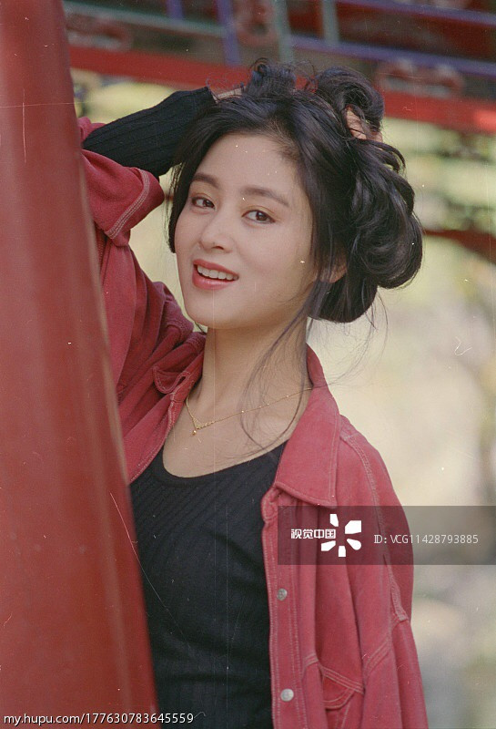 Cô cũng là nữ diễn viên Đại lục đầu tiên trở thành "Quỳnh nữ lang" (Mỹ nhân trong phim Quỳnh Dao). Dù chỉ thể hiện vai nữ thứ chính trong bộ phim "Thủy Vân Gian" nhưng cô vẫn thu hút đông đảo khán giả nhờ tạo hình đẹp mê hồn và diễn xuất lôi cuốn.