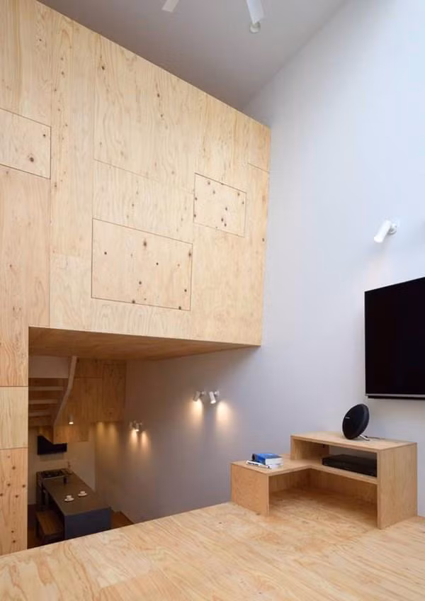 Tại tầng 1 của căn nhà, có sự chênh lệch độ cao giữa phòng khách, phòng ngủ và bếp, chia thành 2 không gian riêng biệt. Bậc thang ở giữa tầng một có thể dùng làm chỗ chơi cho trẻ em.