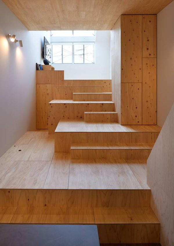 Phía trên là phòng dành cho trẻ em rộng khoảng 5m2 với bàn, tủ, chỗ ngủ đủ cho 2 trẻ ở với cầu thang dẫn lên.