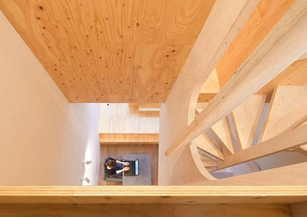 Chủ nhân căn nhà yêu cầu người thiết kế đảm bảo phòng khách rộng rãi cho gia đình 4 người, tiếp đó là các phòng riêng, phòng chứa đồ và tầng thượng.