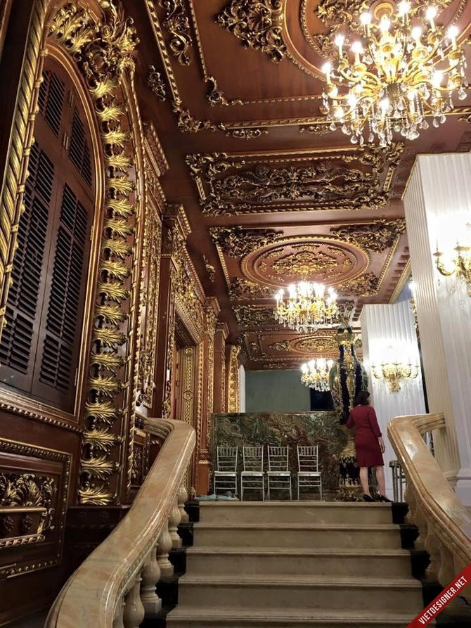 Căn biệt thự 5 tầng này sử dụng toàn bộ đồ nội thất bằng gỗ nguyên khối. Sau khi qua tay thợ mộc, chúng được chạm trổ và thành những bàn ghế, giường, tủ… Đi khắp tòa lâu đài này, có một điểm khiến người ta khá ngạc nhiên là ông Thanh không chuộng ánh sáng tự nhiên mà thích ánh sáng đèn. Thế nên, mọi ngóc ngách trong nhà đều được sử dụng những chùm đèn được mạ vàng bắt mắt.