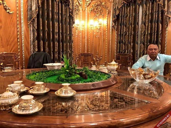 Nội thất bên trong cũng cực kì quý giá. Từ tường, cầu thang, sàn đến bàn ghế… đều sử dụng những loại gỗ quý hiếm được chạm trổ tinh xảo. Nhìn từ ngoài ai cũng nghĩ bên trong cũng mang phong cách châu Âu. Thế nhưng, nếu bước vào bên trong bạn sẽ cảm thấy thực sự choáng ngợp vì nó được thiết kế theo lối kiến trúc hoàng gia Đông Phương.