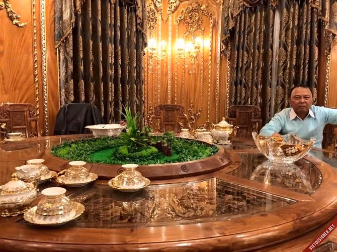 Nội thất bên trong cũng cực kì quý giá. Từ tường, cầu thang, sàn đến bàn ghế… đều sử dụng những loại gỗ quý hiếm được chạm trổ tinh xảo. Nhìn từ ngoài ai cũng nghĩ bên trong cũng mang phong cách châu Âu. Thế nhưng, nếu bước vào bên trong bạn sẽ cảm thấy thực sự choáng ngợp vì nó được thiết kế theo lối kiến trúc hoàng gia Đông Phương.