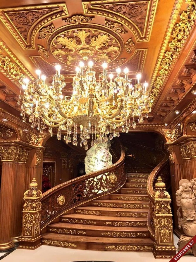 Trong căn phòng khách, bàn ghế được thiết kế cực kì tinh mỹ. Nó được chạm trổ những chi tiết rồng phượng chẳng khác nào đồ của vua chúa thuở xưa. Một vài chiếc đèn chùm trên trần nhà khiến không gian nơi này có sự kết hợp hài hòa giữa yếu tố cổ xưa và hiện đại.