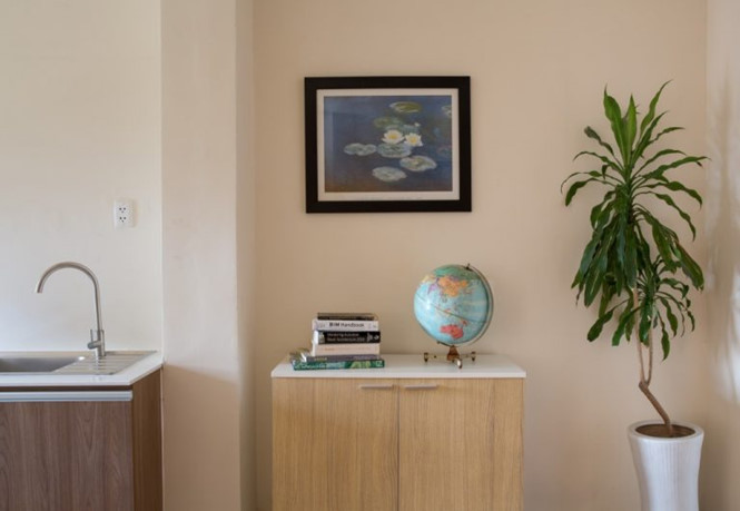 Hệ thống tủ kệ âm tường được bố trí giúp tận dụng tối đa diện tích sử dụng.