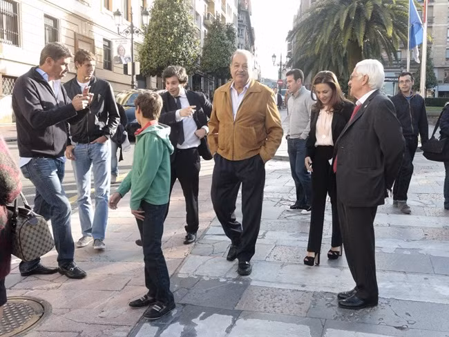 Năm 2004, ông rời khỏi hội đồng quản trị 3 công ty lớn nhất của mình tập trung thời gian cho gia đình, từ thiện và chăm sóc sức khỏe. Vào thứ 2 hàng tuần, ông ăn tối với các con, thứ 4 hàng tuần là lúc ông ăn trưa cùng các cháu.