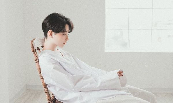 Sự hòa hợp từ khuôn mặt đến phong cách đó khiến người nhìn lập tức ấn tượng bởi vẻ đẹp phi giới tính cùng thần thái lạnh lùng cuốn hút của Hồng Xuân. Cô nàng được fan ưu ái gọi bằng những biệt danh: ““cô nàng đẹp trai”, “Suân tổng quản”, “Suân tổng”,… Điều để lại ấn tượng mạnh mẽ nhất với khán giả chính là ngoại hình chuẩn “soái ca” của cô nàng.