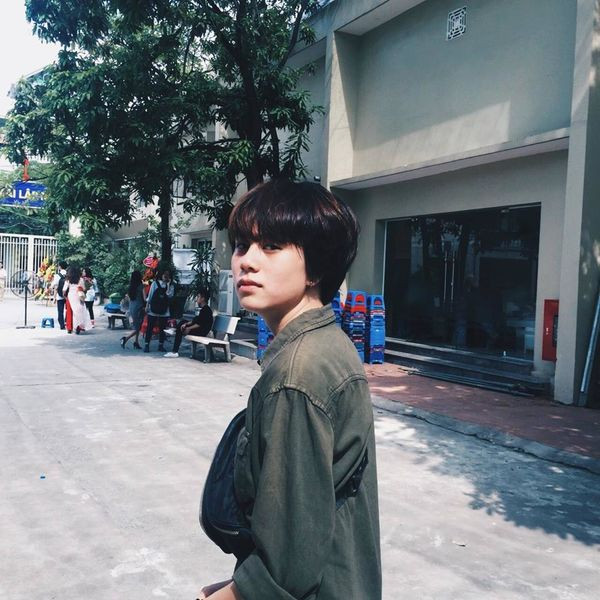 Từ lúc còn là học sinh cô đã thể hiện sự năng động và không ngừng học hỏi khi thường xuyên tham gia các hoạt động trong trường. Nên ngay từ khi vào trường cô đã sở hữu thành tích khủng với việc trở thành Thủ khoa. Vai diễn Ánh Dương đến với Bảo Hân vô cùng tự nhiên và bất ngờ, trở thành một bước đệm lớn trên con đường diễn viên của cô sau này. Không tóc dài nữ tính, không bộ váy điệu đà, Bảo Hân khoác lên mình những bộ quần áo đơn giản mang hơi hướng unisex, mái tóc ngắn cá tính, phong cách tomboy. Chính bởi nét đáng yêu, cute đã làm nhiều người yêu mến. Giờ đây nhất cử nhất động của cô nàng cũng được fans theo dõi sát sao. Thậm chí còn có rất nhiều bạn nữ vào nhắn tin tỏ tình với Hân. “Em gái quốc dân” còn sở hữu nhiều tài lẻ, đặc biệt là khả năng ca hát. Không ít lần Bảo Hân khoe tài lẻ của mình với những clip cover các bài hát nổi tiếng, nhận được nhiều lượt yêu thích của cư dân mạng. Với giọng hát trầm ấm, tình cảm, “tomboiloichoi” khiến nhiều người “đổ rầm rầm”.