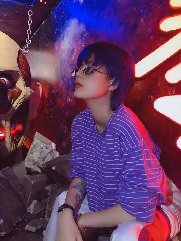 Khuôn mặt của Trung Anh hội tụ những đường nét rất hài hoà: sống mũi cao, đôi môi nhỏ nhắn và ánh mắt có hồn. Dù theo đuổi phong cách tomboy nhưng vẻ ngoài của Trung Anh vẫn khiến nhiều cô gái phải ghen tị vì quá đẹp. Trước đây cô nàng vẫn để tóc dài và mặc những bộ váy nữ tính. Nhưng hơn một năm trở lại đây, Trung Anh chuyển hẳn sang phong cách tomboy với mái tóc ngắn sặc sỡ, những bộ quấn áo unisex rộng rãi, thoải mái.