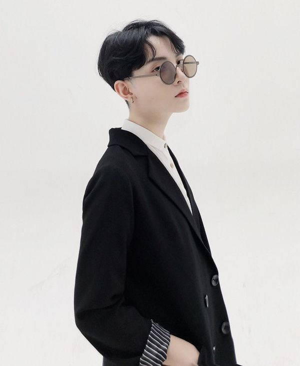 Trần Hồng Xuân (Morr Tran) Hồng Xuân (Morr Tran) là gương mặt quen thuộc với bạn trẻ Việt khi là nữ chính hàng loạt các MV đình đám như Everyday (SpaceSpeakers), Yêu Đơn Phương (OnlyC ft. Karik), Em Không Thể (Tiên Tiên),… và gần đây nhất là “drama” Màu nước mắt (Nguyễn Trần Trung Quân) Hồng Xuân có tên đầy đủ là Trần Hồng Xuân, sinh năm 1993, từng là sinh viên tại Học viện Hàng Không. Hiện nay Hồng Xuân đang là người mẫu tự do, sống và làm việc chủ yếu ở TP. HCM. Bên cạnh đó, Hồng Xuân cũng là “cô chủ nhỏ” của một chuỗi cửa hàng thời trang tại Hà Nội.