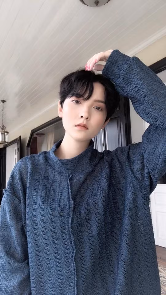 Có lẽ mang phong cách cá tính, có đôi chút lạnh lùng chuẩn “soái tổng”, không có gì ngạc nhiên khi Hồng Xuân có rất nhiều fan, thậm chí cô nàng còn nhận được nhiều lời tỏ tình từ các bạn gái. Tuy nhiên cô chỉ nhẹ nhàng từ chối vì bản thân thích… con trai.