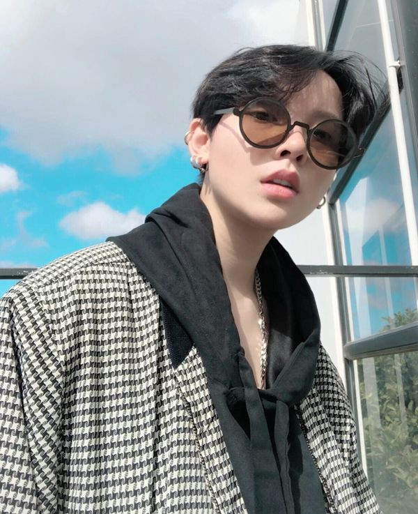 Cũng chính vì ngoại hình này mà Hồng Xuân từng chia sẻ không ít lần bị hiểu lầm là con trai với những tình huống “dở khóc dở cười” hay bị mất vai diễn chỉ vì “đẹp trai” hơn cả nam chính.