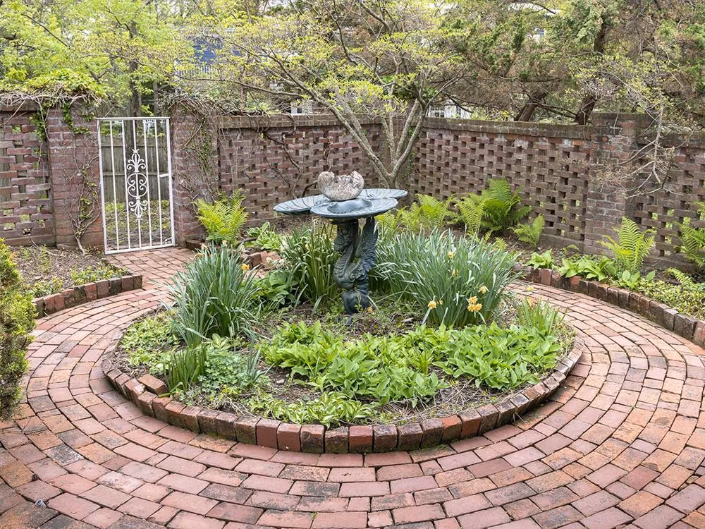 Không gian thư giãn ngoài trời giúp gia chủ thưởng ngoạn dòng Hudson thanh bình.