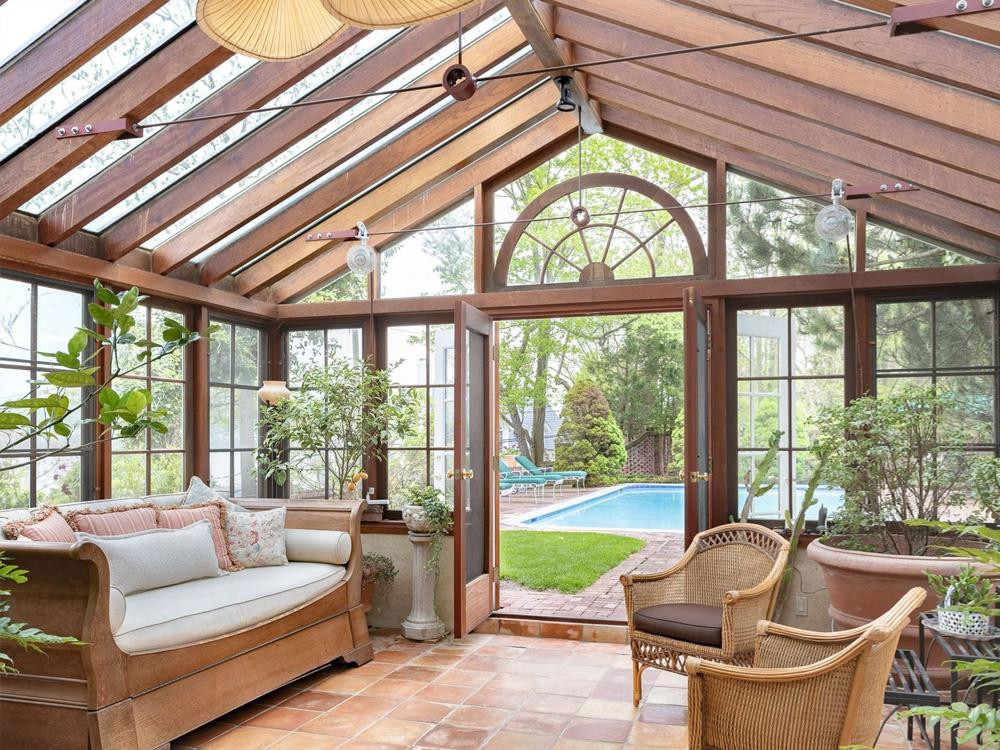 Một nhà kính nhỏ dẫn ra bể bơi được kết nối trực tiếp với phòng khách của biệt thự.