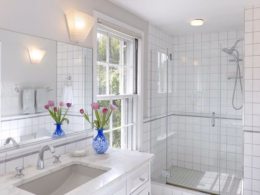 Một trong bốn phòng tắm của biệt thự với tông màu trắng chủ đạo.