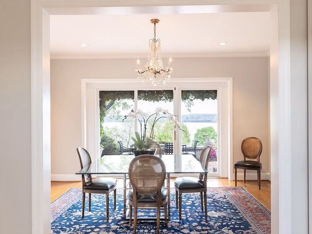 Phòng ăn nhỏ nhắn tại tầng 1 cạnh hiên nhà.