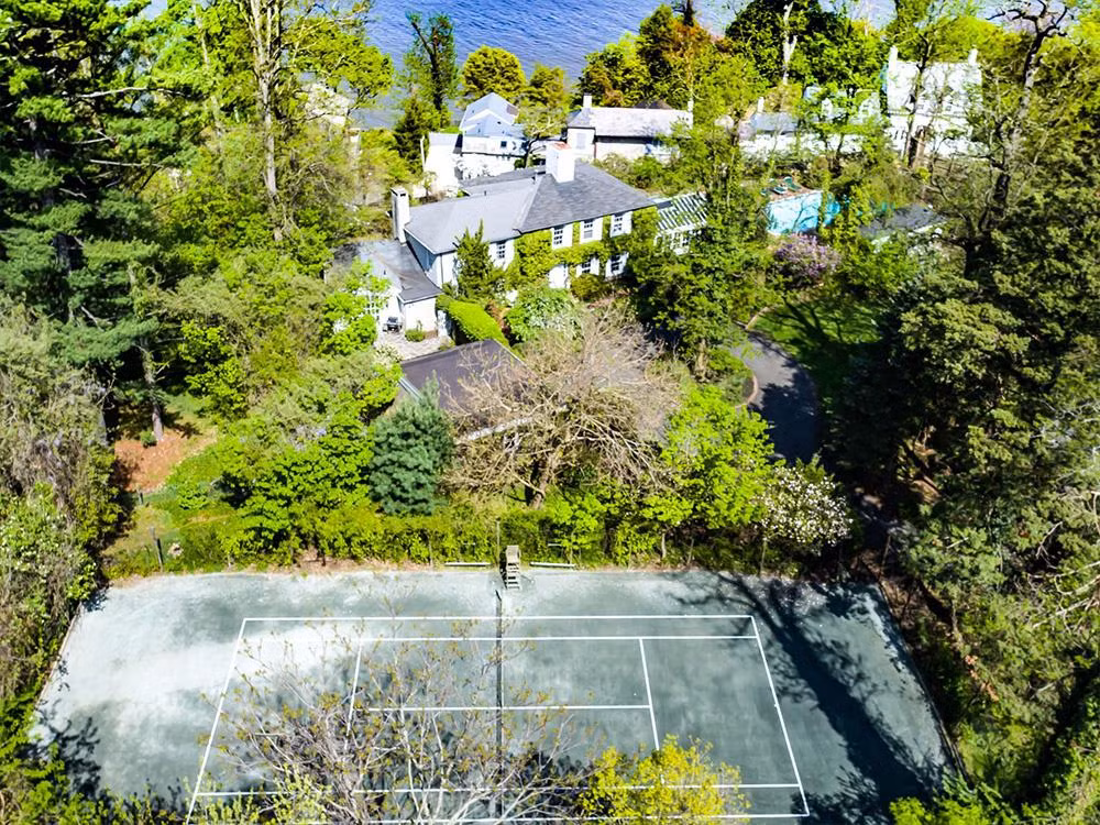 Biệt thự cũng có một sân tennis riêng.