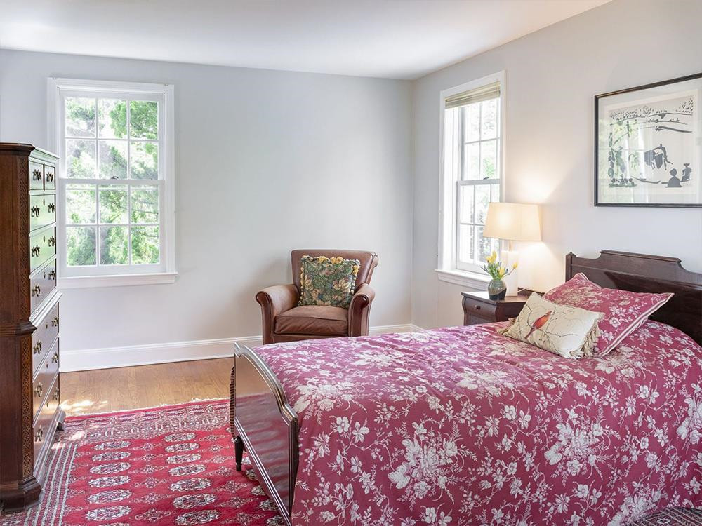 Một trong ba phòng ngủ khác của biệt thự.