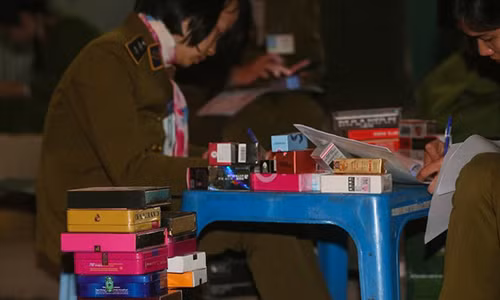 Kho hang kich duc khong lo giua Ha Noi