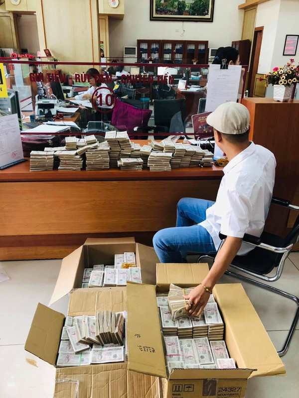 Thanh nien “lay loi” mang 200 trieu toan to 2.000 dong gui ngan hang-Hinh-2