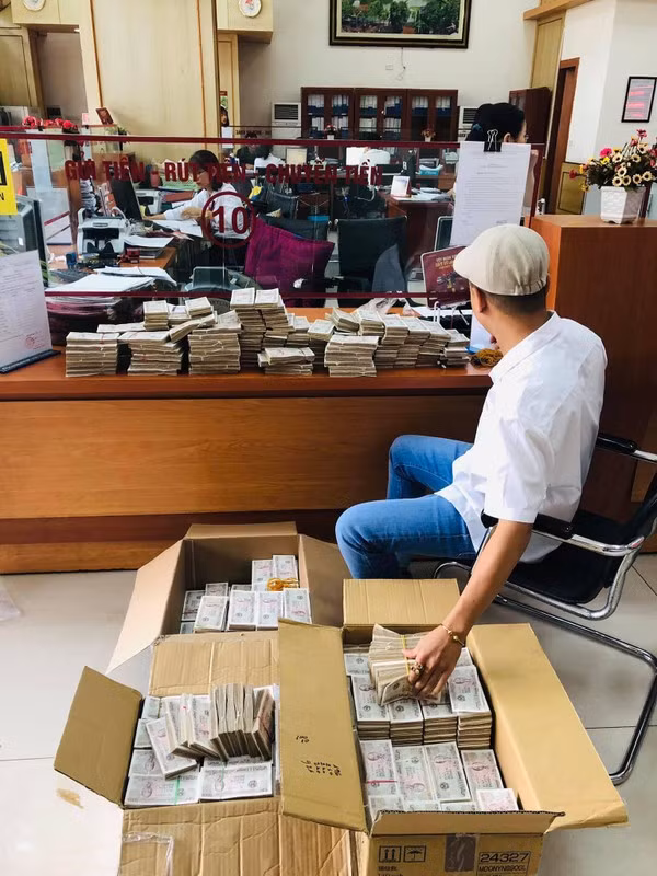 Thanh nien “lay loi” mang 200 trieu toan to 2.000 dong gui ngan hang-Hinh-2