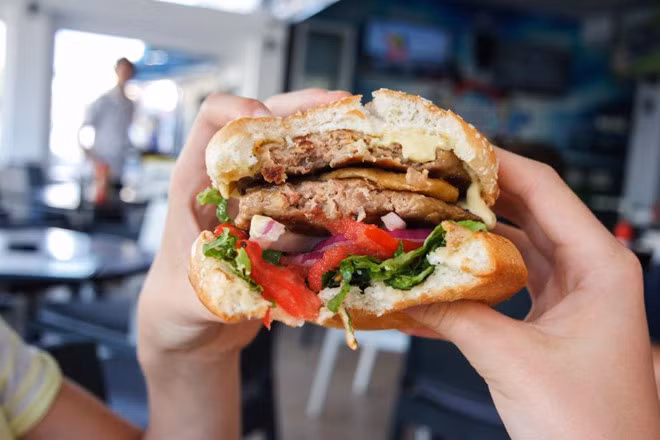 Khoai tay chien, hamburger va nhung loai thuc an lam giam tuoi tho