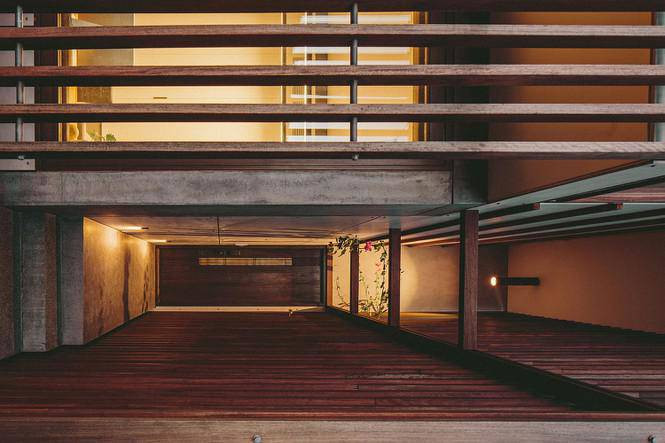 Không gian gỗ giúp ngôi nhà luôn ấm cũng.