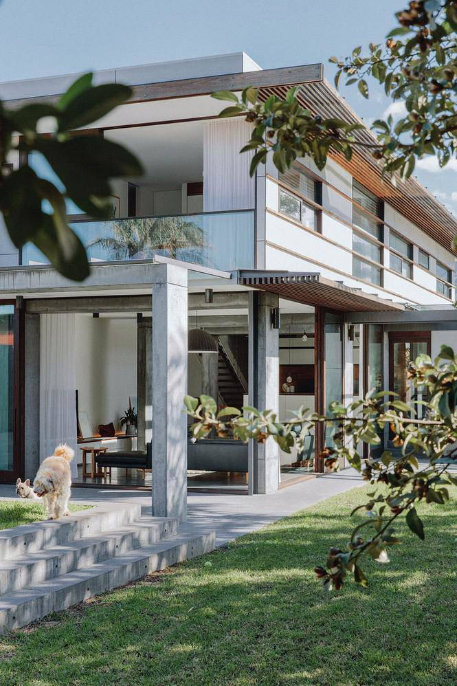 Tấm ốp gỗ xung quanh nhà đảm bảo rằng những người bên trong có sự riêng tư rộng rãi ngay cả khi ánh sáng bên ngoài được lọc cẩn thận vào khu vực sinh hoạt và nhà bếp.