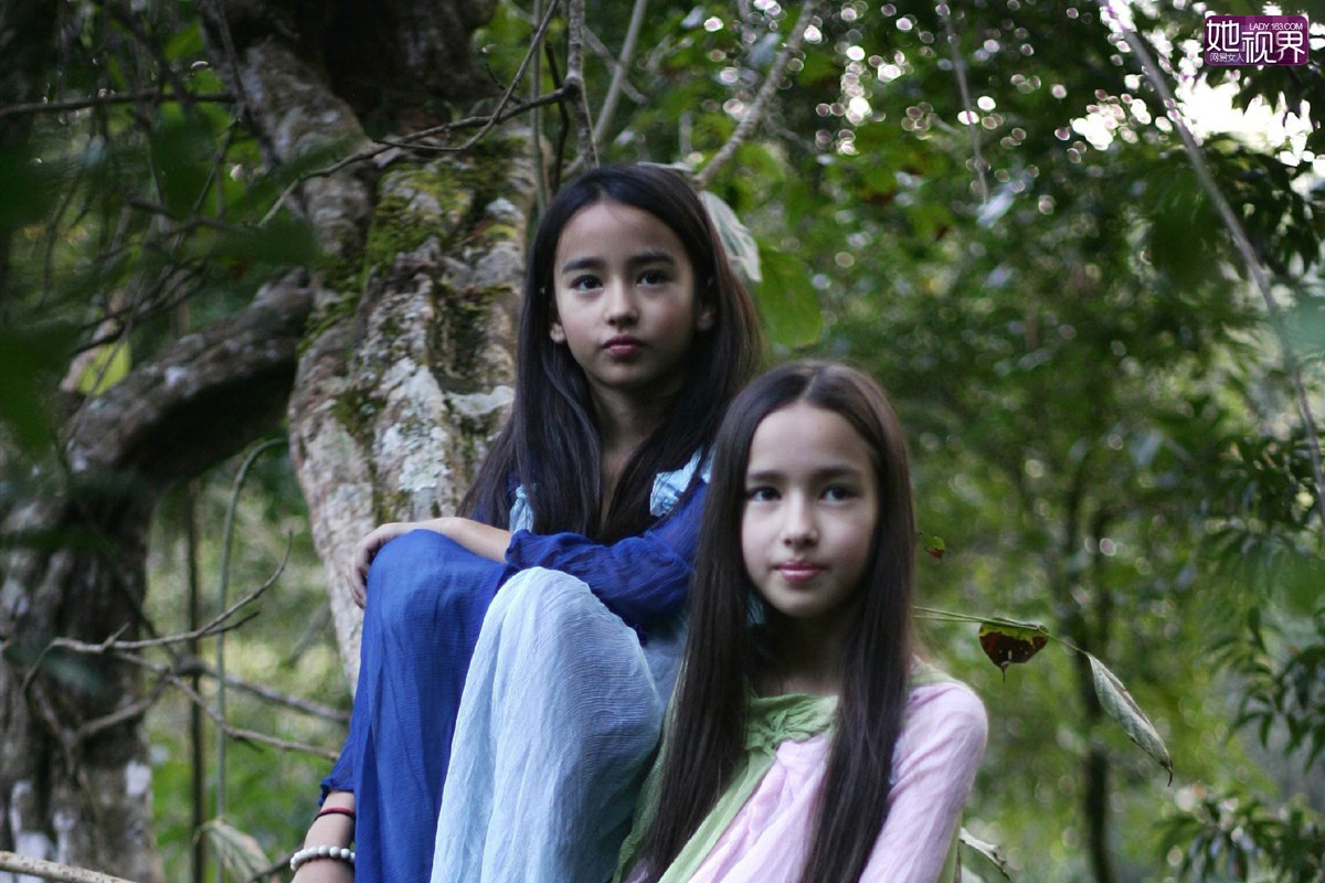 Trước đó, vào năm 2011, Lý Uyển Đan được biết đến với thân thế là con nuôi của nữ ca sĩ Vương Nghệ Khiết. Trong một chuyến đi tình nguyện đến Vân Nam, Vương Nghệ Khiết đã hết sức cảm động trước cuộc sống dân dã, thoát tục của gia đình Lý Uyển Đan.