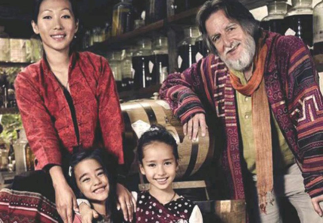 Cha của Lý Uyển Đan từng thực hiện thí nghiệm trồng lại rừng theo mô hình sinh thái tự nhiên và hàng loạt những nỗ lực bảo vệ môi trường khác. Sau khi biết ông qua đời vào năm 2010, Vương Nghệ Khiết quyết định nhận hai chị em Lý Uyển Đan làm con nuôi.