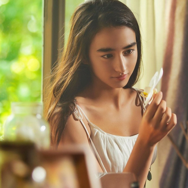 Hiện mỹ nhân họ Lý theo học tại Học viện múa Bắc Kinh. Được biết, sau Diệp Vấn 4, cô gái trẻ đang chuẩn bị tham gia phim mới của đạo diễn Điền Tráng Tráng.