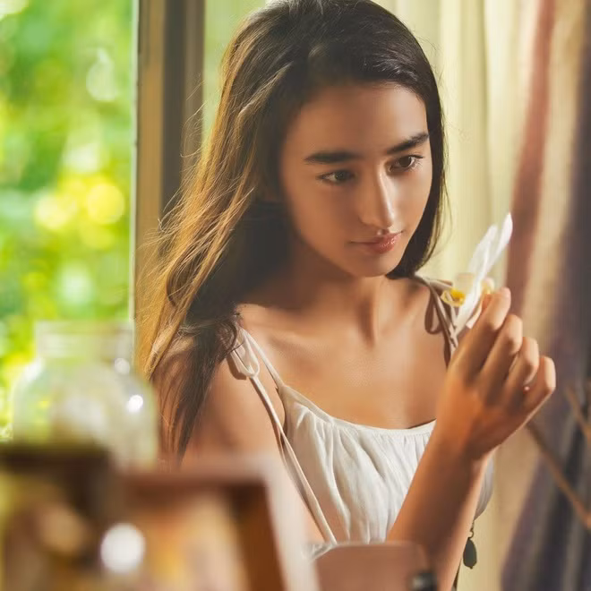 Hiện mỹ nhân họ Lý theo học tại Học viện múa Bắc Kinh. Được biết, sau Diệp Vấn 4, cô gái trẻ đang chuẩn bị tham gia phim mới của đạo diễn Điền Tráng Tráng.