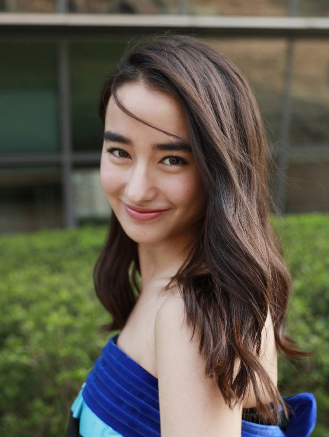 Nữ diễn viên là nghệ sĩ thuộc công ty quản lý của đạo diễn Vương Gia Vệ, cùng đơn vị với những gương mặt nổi tiếng như Trương Chấn, Trương Dung Dung...