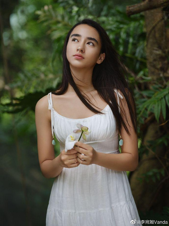 Nhan sắc của nữ diễn viên là sự hòa trộn giữa hai dòng máu Trung – Đức. Cô sinh ra tại Tây Song Bản Nạp, châu tự trị dân tộc Thái ở cực nam tỉnh Vân Nam, Trung Quốc. Cha cô là tiến sĩ sinh thái học người Đức còn mẹ cô là người Trung Quốc đại lục. Sống trong môi trường thiên nhiên từ nhỏ nên Lý Uyển Đát có nét đẹp hoang dã, cá tính, phảng phất vẻ bí ẩn của núi rừng. Bên cạnh ngoại hình tuyệt mỹ, nữ diễn viên còn sở hữu nhiều tài nghệ như hát, múa và cưỡi ngựa, bắn cung không kém gì vận động viên chuyên nghiệp.