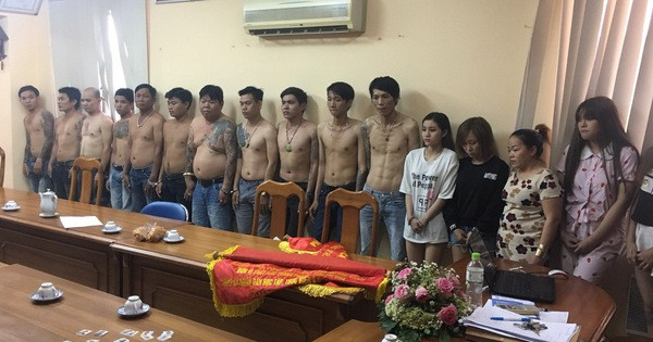 Loi khai chan dong cua bang nhom lua hang nghin khach lang choi