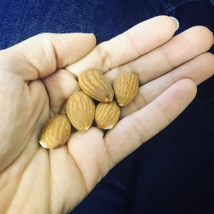 Nhai hạnh nhân: Hạnh nhân là sự lựa chọn hoàn hảo cho bữa phụ giữa ngày. Hạnh nhân chứa riboflavin và L-carnitine - những nhân tố có liên quan đến sự tăng năng suất của não. Hạnh nhân cũng giàu magie, các vitamin và khoáng chất giúp cải thiện sức khỏe toàn diện và chống lại sự mệt mỏi sau bữa trưa.